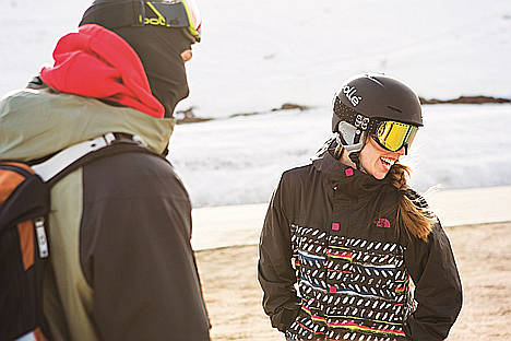 Bollé tiñe de color la nieve con su máscara Scarlet para mujer