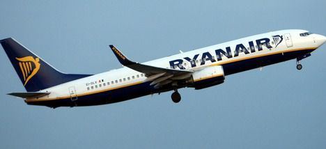 Ryanair permitirá a los sin embarque prioritario que antes del de agosto para volar a partir del de noviembre, facturar de forma gratuita una maleta de 10kg