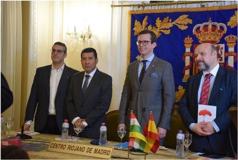De izqda. a dcha.: Presiden el homenaje: El galardonado y ponente, don Hilario Jiménez Gómez, el Embajador de Nicaragua, don Carlos Midence, el Presidente del Centro Riojano de Madrid, don José Antonio Rupérez Caño y el Presidente del grupo editorial Sial Pigmalión, don Basilio Rodríguez Cañada.