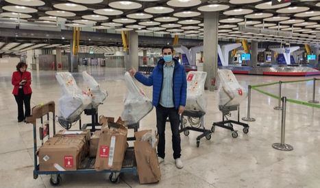 Eduardo Fernández de ShuttleCloud, supervisando respiradores en Barajas.