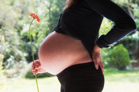 La mitad de las mujeres millennials y de la Generación Z se ha planteado ser madre soltera