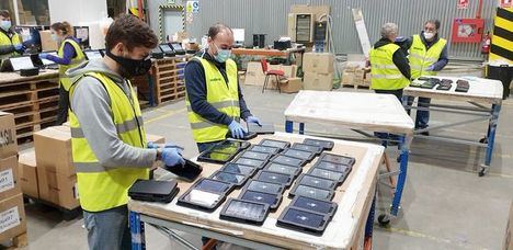 Indra dona 808 tabletas más para reducir la brecha digital educativa, alcanzando una donación total de 9.748 dispositivos durante la pandemia