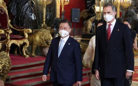 El presidente de Corea, Moon Jae-in con su Majestad el Rey Felipe VI.