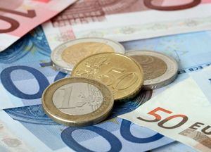 Guardar el dinero en casa para evitar las comisiones de los bancos, ¿es legal?