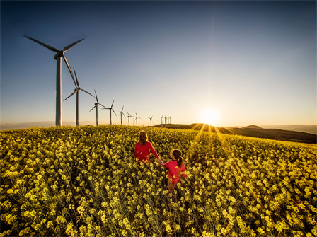 AEE otorga el premio Eolo de Innovación a Elena Sáiz y el de Fotografía, a Santiago Bañón
