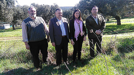 El delegado de Agricultura de Cordoba valora los patés ecológicos que elabora La Patería de Sousa, en Cañada del Gamo (Fuente Obejuna)