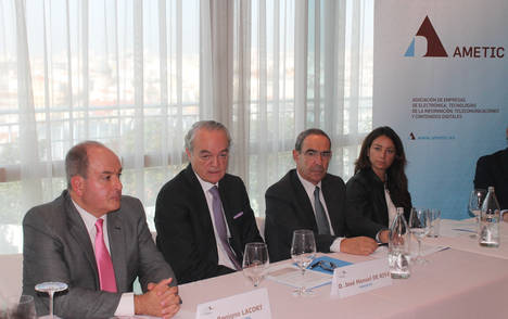 De izq. a dcha., Benigno Lacort, director general de AMETIC; José Manuel de Riva, presidente de AMETIC; Ventura Pobre, Relaciones Internacionales de AMETIC y vicepresidente de BusinessEurope; y Alicia Richart, RR II de Cellnex.