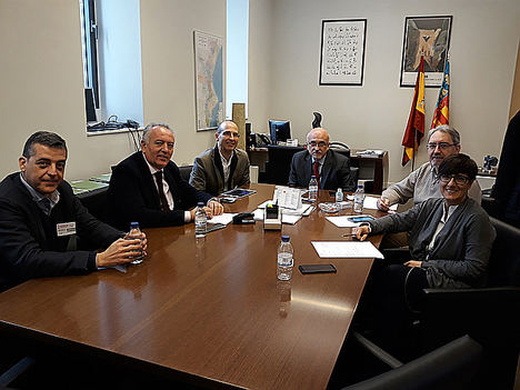 El presidente de AOTEC, Antonio García Vidal (segundo por la izqda), acompañado de Diego Soriano y Juan Junquera, en su encuentro con el director general de TIC de la Generalitat Valencia, Pedro Pernía (centro de la imagen), junto al subdirector general de Planificación y Coordinación de Proyectos TIC, Enrique Valls, y la jefa de servicio de Telecomunicaciones y Sociedad Digital, Inmaculada Cava. 