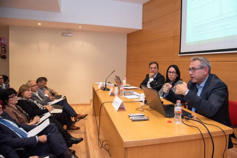 De izq a dcha: El presidente de ASSOCIACIÓ D’AUTOMOCIÓ y responsable de los proyectos de la Confederación con la DGT, Xavier Freixes, la secretaria general de CETRAA, Ana Ávila, y el director de ITV Lleida Applus, Antoni Font.