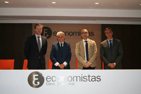 De izda. a dcha.: José Guerra (director de operaciones corporativo de LaLiga), Valentín Pich (presidente del Consejo General de Economistas), Javier Gómez (director general corporativo de LaLiga) y Francisco Gracia (presidente de Economistas Contables).