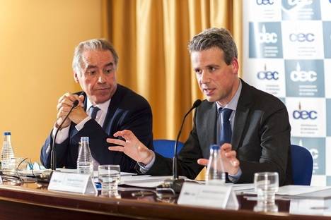 Adolfo Campos y Fernando Peña debatieron en una mesa redonda sobre los derechos y deberes de los empresarios en los contratos de seguro.