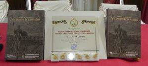 Libros, Diplomas e Insignias entregados a los galardonados.