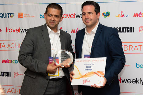 Alvaro Florez, Sales Manager de Air Europa en UK y Colin Stewart director de Air Europa en UK con el galardón.   