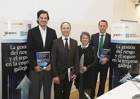 Autores del informe con la Vicerrectora de Investigación e Innovación de la USC. A la derecha, el director del equipo de investigación Luis Otero.
