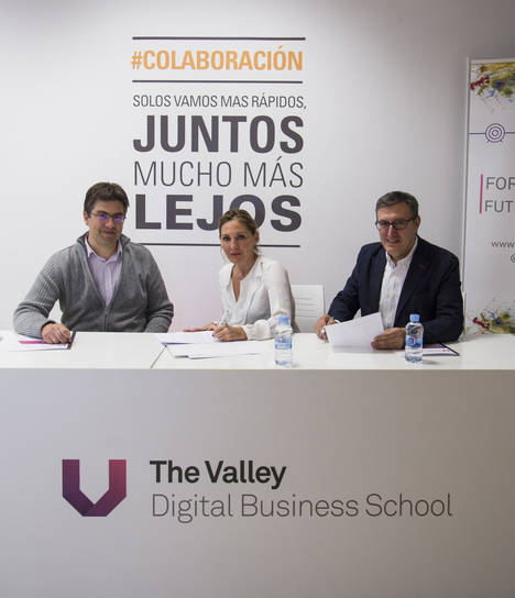 Alberto Valero (BQ), Arantxa Sasiambarrena (The Valley DBS) y Juan Luis Moreno (The Valley DBS).