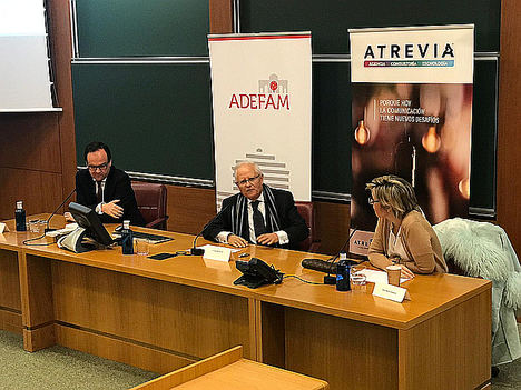 Alberto Zoilo Álvarez, ADEFAM, José Ramón Pin. IESE, Nùria Vilanova, ATREVIA, durante la mesa redonda.