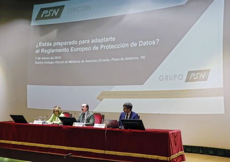 Alejandro Braña, presidente del Colegio de Médicos de Asturias, flanqueado por Carmen Rodríguez, vicepresidenta de PSN, y Salvador Serrano, responsable del Área de Protección de Datos de PSN Sercon.
