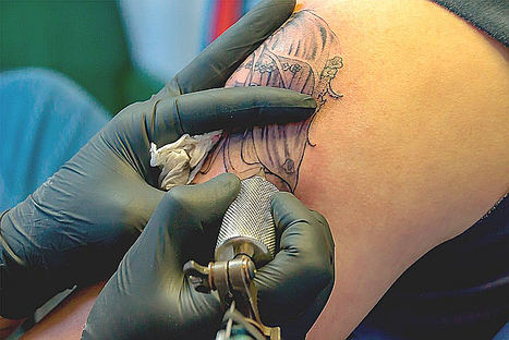Alerta por el uso de tintas de tatuar con componentes tóxicos y nocivos