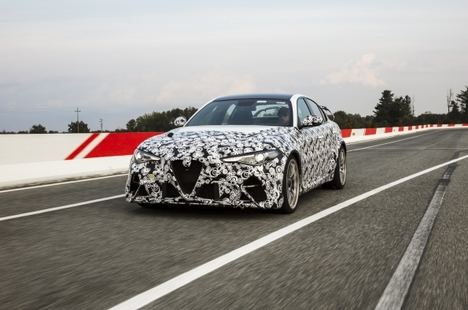 Los pilotos del equipo de Alfa Romeo de F1 prueban el nuevo Giulia GTA