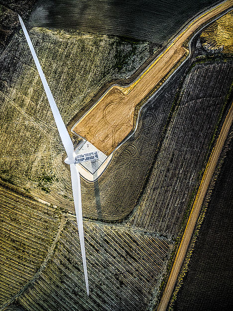 A los pies del gigante, de Javier Domínguez, 1º Premio Eolo de Fotografía 2019.
