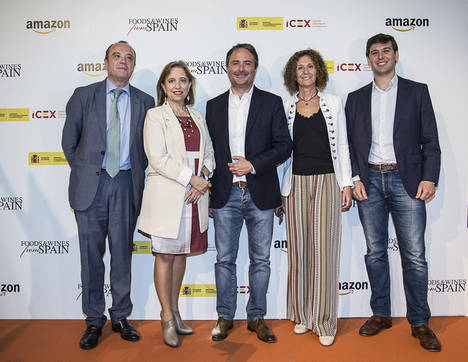 De izqda a dcha: D. Javier Sierra, Director General de Internacionalización de ICEX; Dña. Marisa Poncela, Secretaria de Estado de Comercio; D. François Nuyts, Country Manager de Amazon.es y Amazon.it; Dña. Alicia Montalvo, Directora General de Cooperación Institucional y Coordinación del ICEX; y D. Paco Álvarez de Amazon Marketplace.