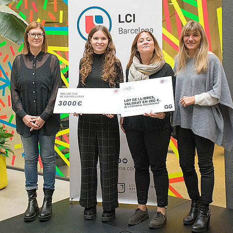 Anna Corçà y una representante del IES Daina Isard, recibiendo el premio.