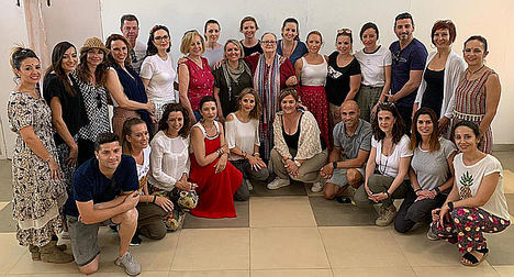 Anna Ferrer junto a Gema Aznar, Consultoras de Belleza Independientes de Mary Kay y empleados.
