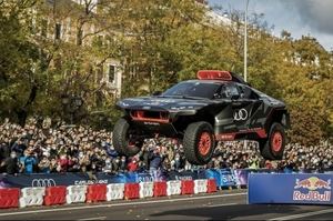 Carlos Sainz y el Audi RS Q Tron del Dakar en las calles de Madrid