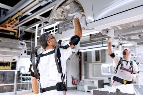 Audi prueba un innovador exoesqueleto