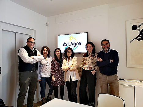 De izqda, a dcha.: Alberto Pascual, vocal, Cristina Díaz, vocal, Lorena Martín, equipo técnico, Isabel López, presidenta de AvilAgro, Sonsoles Prieto, vicepresidenta y José Carlos Álvarez, secretario.