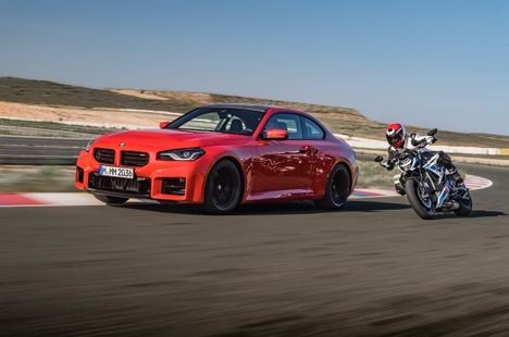 Reto entre el BMW M2 y la BMW M 1000 R
 