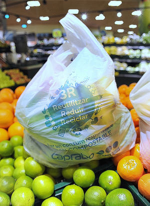 Caprabo estrena bolsas más sostenibles para facilitar la compra responsable