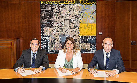De izda. a dcha: El director corporativo de Red Minorista de Bankia, José Ignacio Fanego; la presidenta de Avalmadrid, Rosario Rey García; y el director corporativo de Banca de Empresas de Bankia, Manuel Pérez Meneses. 