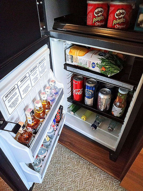 Uno de cada tres españoles se bebe las botellas de alcohol del minibar y luego las rellena con agua o zumo
