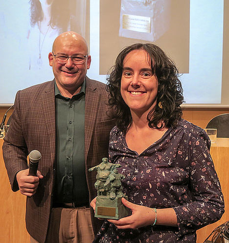 La bloguera Lorena Fernández recibiendo el premio.