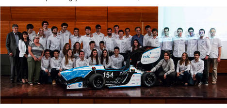 Equipo de alumnos y profesores de la ETSEIB responsable de la creación
del monoplaza CAT09e