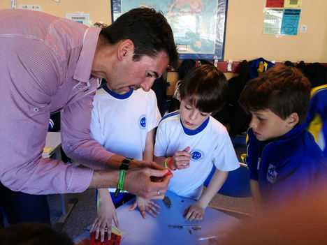 Los alumnos del Colegio Europeo de Madrid crean una prótesis 3D para una de sus compañeras