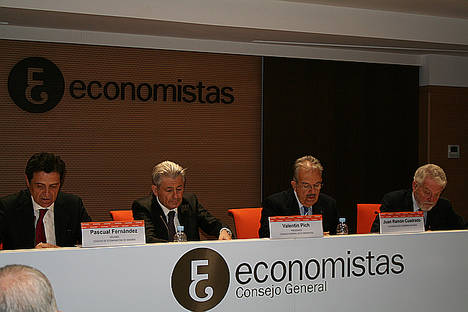 Pascual Fernández, decano del Colegio de Economistas de Madrid, Valentín Pich, presidente del Consejo General de Economistas, Juan Ramón Cuadrado Roura, catedrático de Economía Aplicada y titular de la cátedra Jean Monnet UE y Política Económica, y Amadeo Petitbó, catedrático de Economía Aplica y ex director del Tribunal de Defensa de la Competencia.
