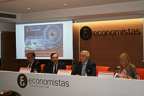 De izda. a dcha.: Salustiano Velo, Guillermo de la Dehesa, Antonio Pedraza y Monserrat Casanovas.