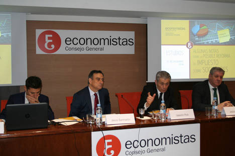 Luis del Amo, secretario técnico del REAF-REGAF del CGE
Jesús Sanmartín, presidente del REAF-REGAF del CGE
Valentín Pich, presidente del Consejo General de Economistas, CGE
Jesús Quintas, ex subdirector de Impuestos sobre las Personas Jurídicas en la Dirección General de Tributos, y vocal del REAF-REGAF del CGE.
