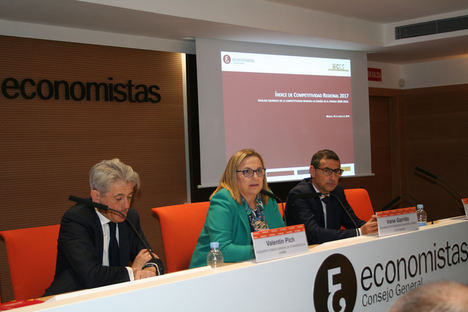 De izda. a dcha: Valentín Pich Rosell, presidente del Consejo General de Economistas; Irene Garrido Valenzuela, secretaria de Estado de Economía y Apoyo a la Empresa; y José Luján Alcaraz, presidente del Consejo Económico y Social de la Región de Murcia.