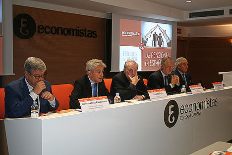 De izda. a dcha: Guillem López-Casasnovas, catedrático de Economía y director del Estudio; Valentín Pich, presidente del Consejo General de Economistas de España (CGE); Octavio José Granado, secretario de Estado de la Seguridad Social; Roberto Pereira, presidente de Economistas Asesores Laborales (EAL) del CGE, y Antonio Pedraza, presidente de la Comisión Financiera del CGE.