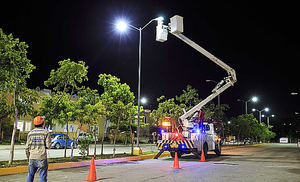 CNEL EP restaura el alumbrado público de Guayaquil