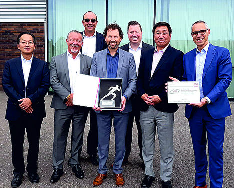 De izqda. a dcha.: Kiichi Oma, Director adjunto de marketing GAM de la European Industrial Business Unit (EIBU) de NSK; Jean-Yves Chapelet, Director de marketing GAM y Director de la unidad de ventas de Europa occidental, EIBU, de NSK; Paul Timmermans, Gerente de compras operativas de Rubix Haarlem; Eric Dijkstra, Gerente de rodamientos y transmisiones de la zona Benelux de Rubix Haarlem; Willy Jacobs, Gerente de ventas territoriales de la zona Benelux y Países Nórdicos, EIBU, de NSK; Takamasa Ohira, Director general adjunto de EIBU y Director del sector de marketing de EIBU de NSK; y Francisco Terol, Director de Centros Técnicos de Rubix Haarlem.