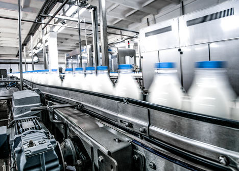 Los rodamientos Silver-Lube® de NSK resisten los fluidos de lavado en la cinta transportadora de la línea de embotellado