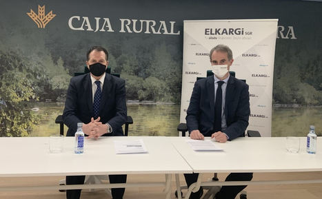 Juan María Ayechu, Director del Área de Empresas de Caja Rural de Navarra y Zenón Vázquez, director general de Elkargi.