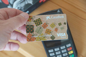 CaixaBank lanza sus primeras tarjetas biodegradables para favorecer la lucha contra el cambio climático