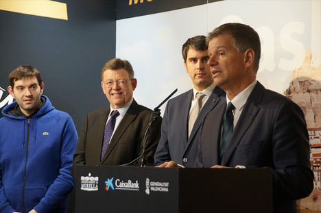 De dcha a izqda: Xicu Costa, director territorial de CaixaBank en la Comunidad Valenciana; Rhamsés Ripollés, alcalde de Morella; Ximo Puig, presidente de la Generalitat valenciana, y Javier Amela, representante de la Asociación de Empresarios Turísticos de Morella y Comaraca.