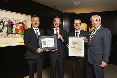 De izqda. a dcha.: Rafael García Meiro, director general de AENOR; Gonzalo Gortázar, consejero delegado de CaixaBank; Bibiano Martínez, director ejecutivo adjunto a la Dirección General de Negocio de CaixaBank, e Ignacio Babé, secretario general del Club Excelencia en Gestión (CEG).