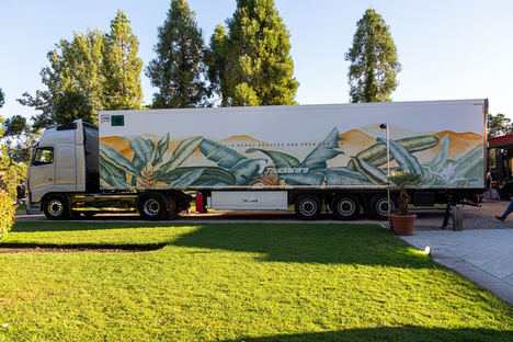 Las startups Taruga Creaciones y Trucksters presentan el primer camión convertido en obra de arte cuya pintura contribuye a reducir el impacto ambiental en las carreteras